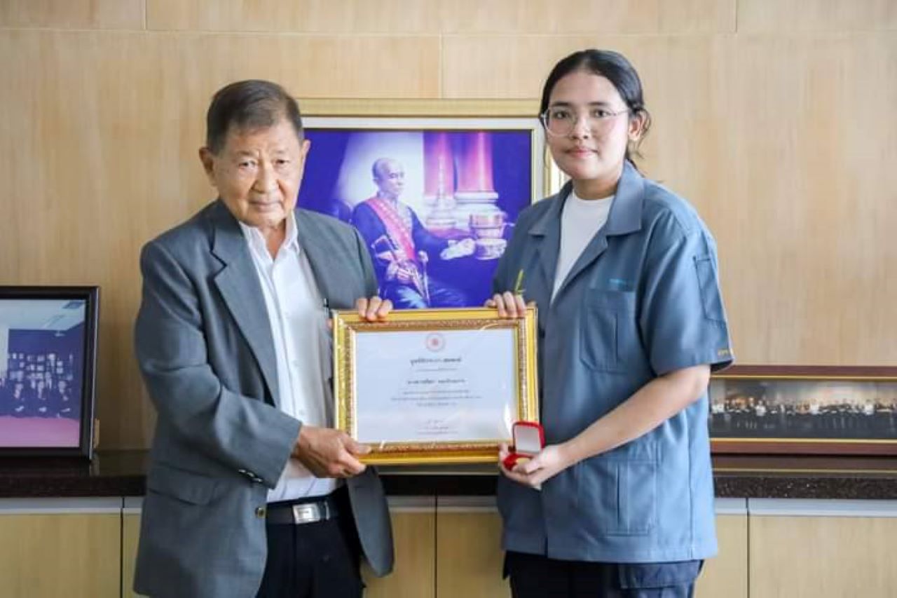 ขอแสดงความยินดีกับ นางสาวสริตา ทองบ้านเกาะ ได้รับเหรียญรางวัลเรียนดี และรางวัลเกียรติยศ ผู้มีผลการเรียนยอดเยี่ยม